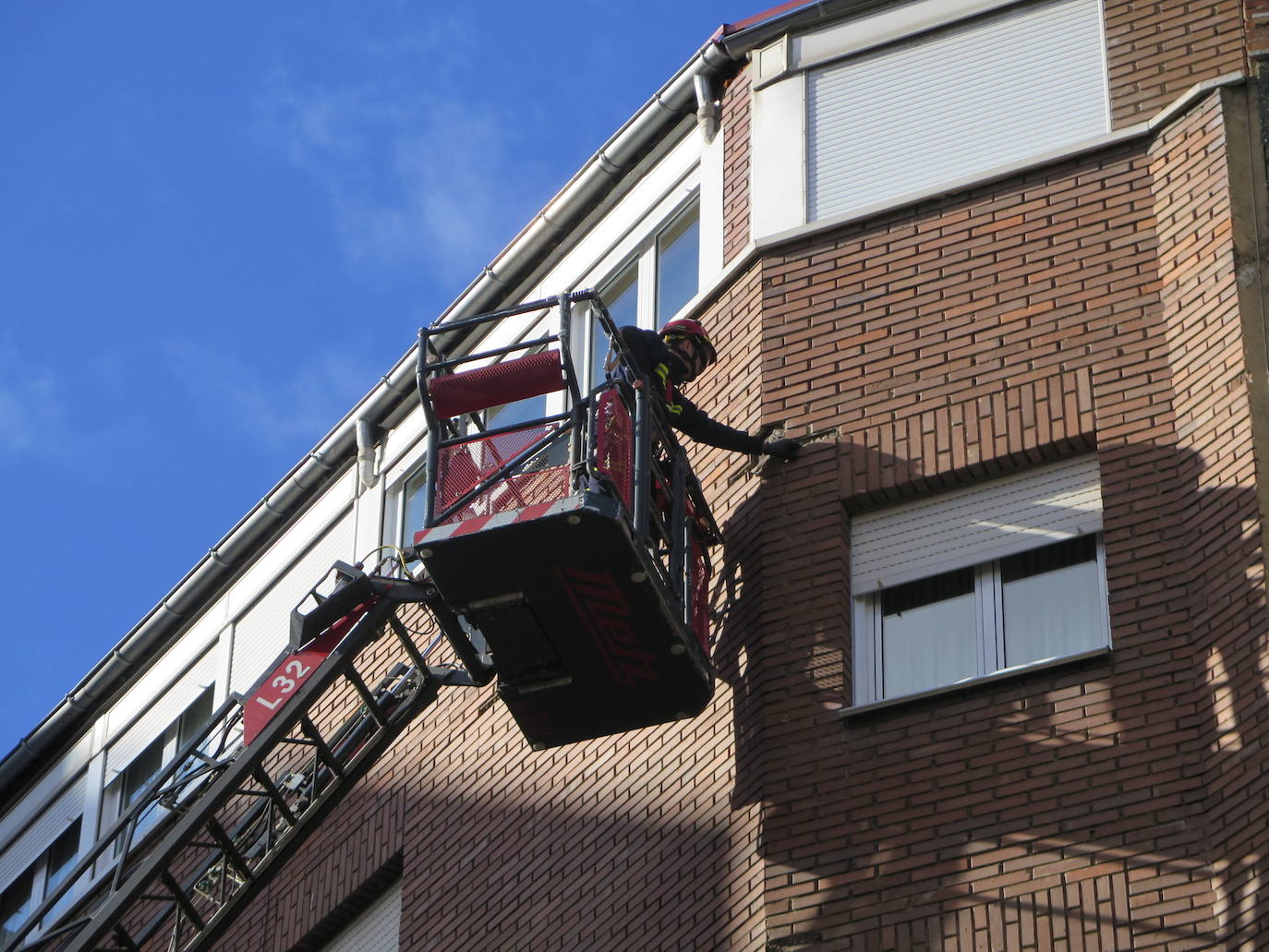 Fotos: Los Bomberos de León intervienen en el desprendimiento de una fachada en Villa Benavente