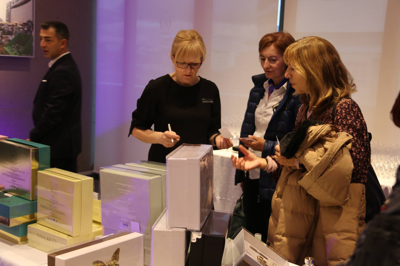 El conocido grupo de moda acercó sus novedades en perfumes en El Corte inglés.