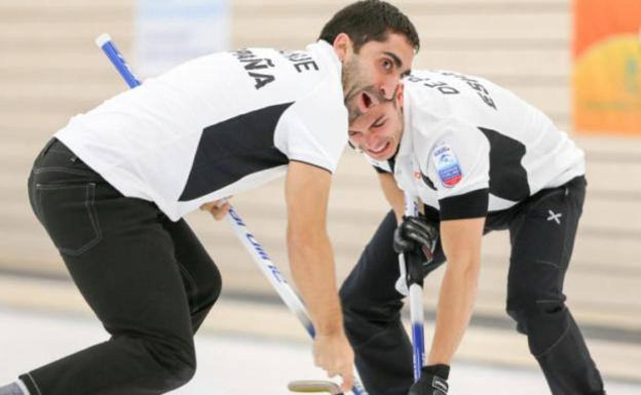 Edu de Paz, junto a Sergio Vaz, durante este Europeo de curling de Helsinborg (Suecia).