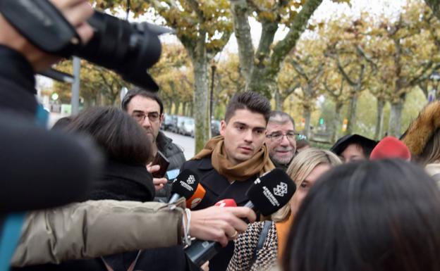 Imagen principal - Raúl Calvo, Carlos Cuadrado y Víctor Rodríguez a su llegada a la Audiencia Provincial de Burgos. 