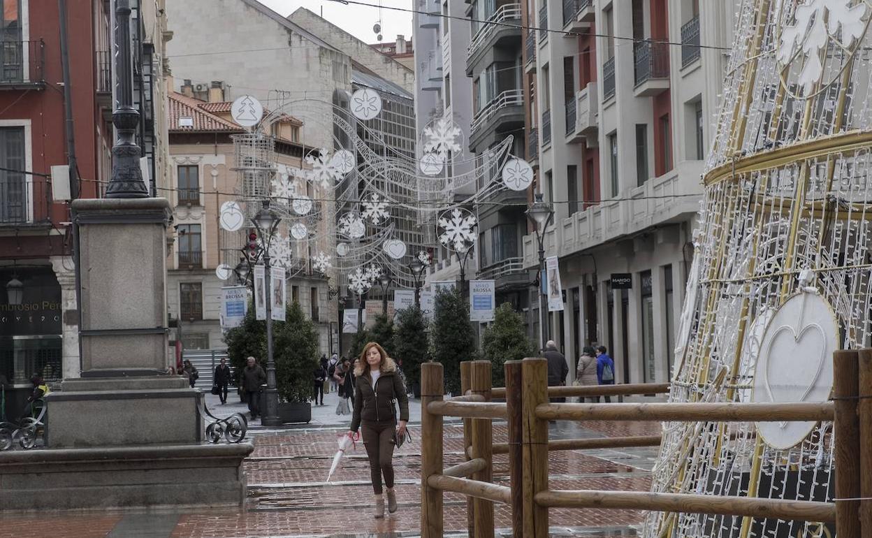 El árbol de la Plaza Mayor y los arcos de Santiago ya están listos. 