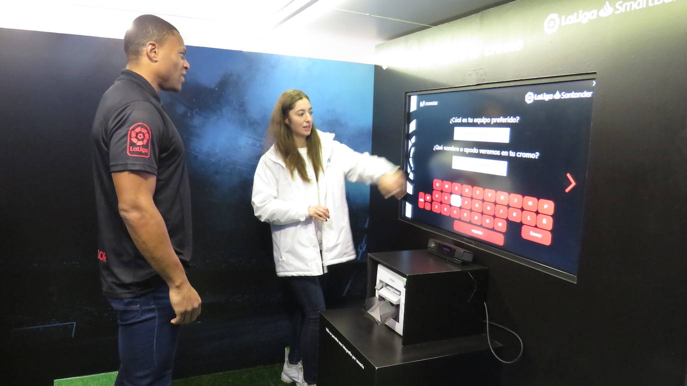 El exfutbolista Julio Baptista ha sido el encargado de inaugurar el Espacio Movistar para acercar el fútbol profesional a los leoneses