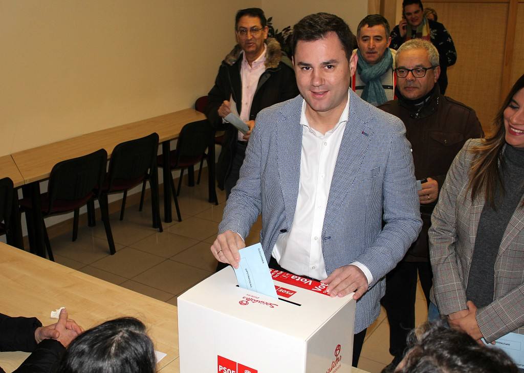 Javier Alfonso Cendón vota. 