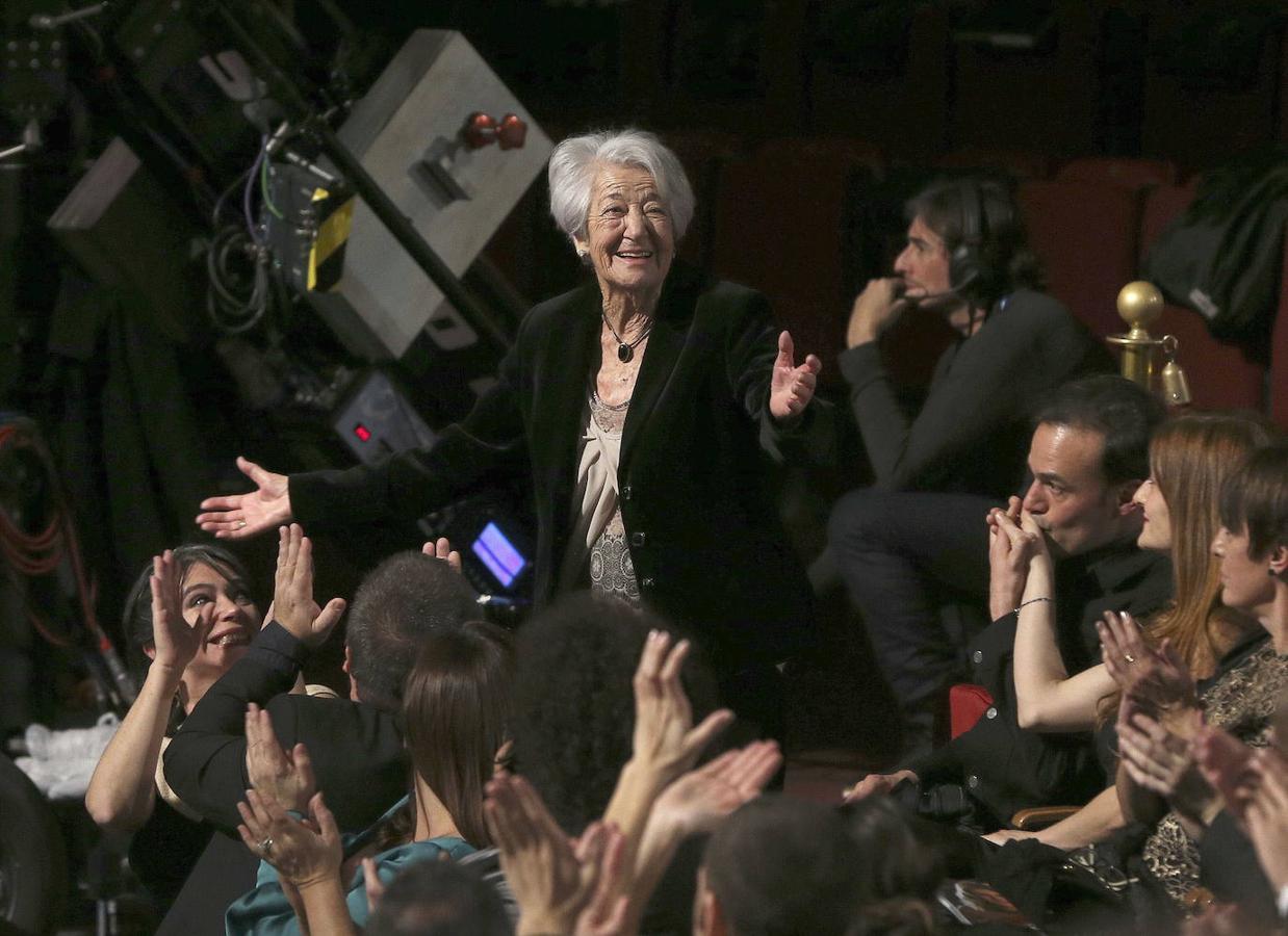 La actriz Asunción Balaguer emocionada por los aplausos durante la Gala de los Goya de 2015, en Madrid.