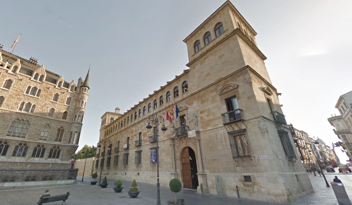 Vista del Palacio de los Guzmanes, sede de la Diputación. 