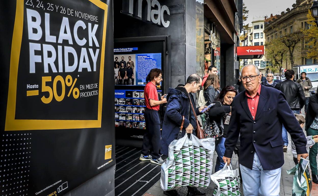 Ciudadanos comprando en el 'Black Friday' del año pasado.