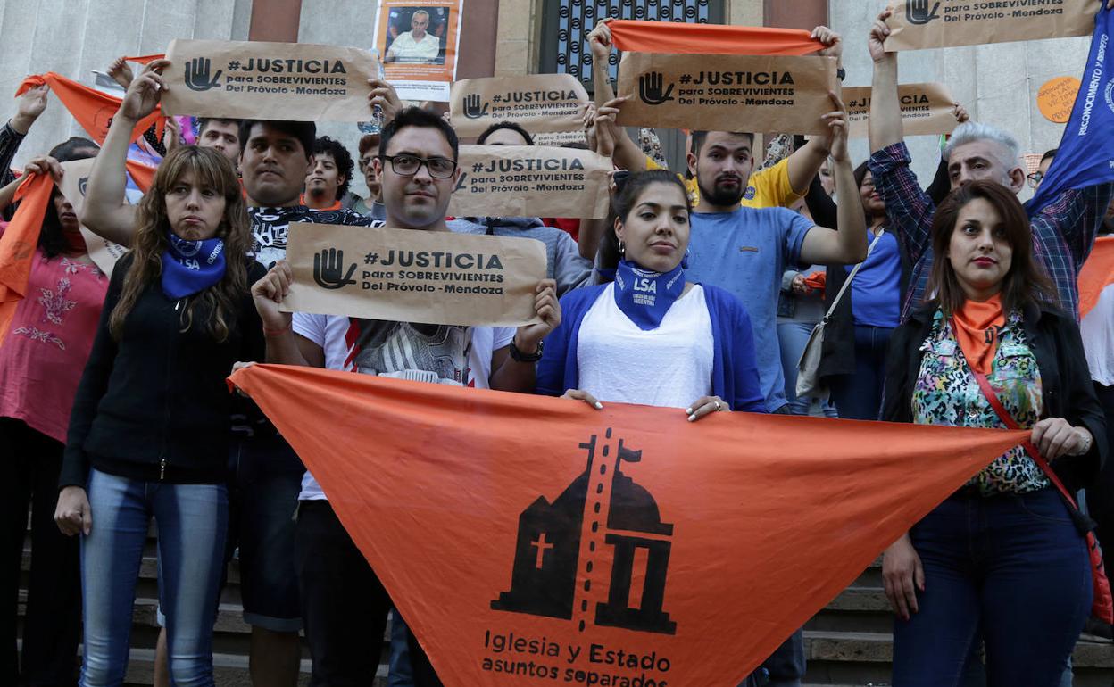 Activistas sostienen pancartas frente al juzgado de Mendoza, en Argentina.