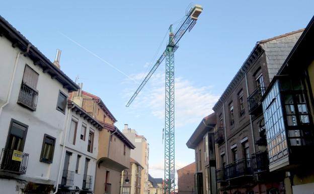 La nueva grúa instalada en José María Fernández. 