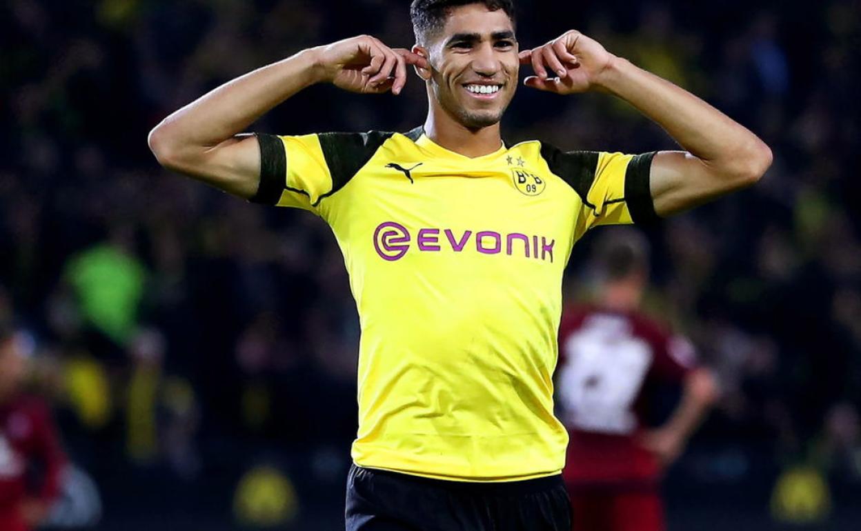 Achraf Hakimi, tras un gol con el Dortmund