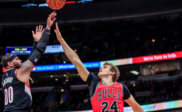 Carmelo Anthony (Portland Trail Blazers) lanza ante Lauri Markkanen (Chicago Bulls)