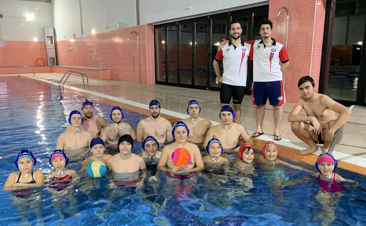 El CN León celebra el primer año de vida de su equipo de waterpolo