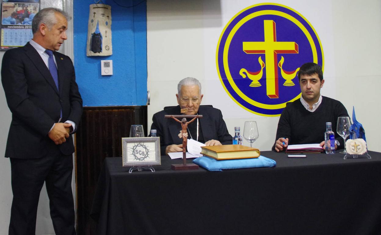 El obispo Julián en la conferencia.