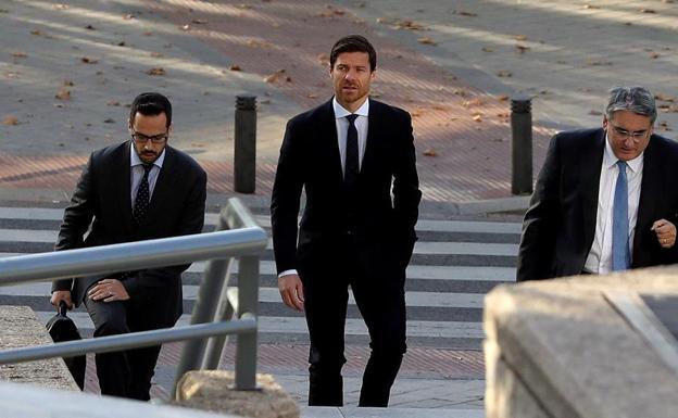 Xabi Alonso, a su llegada a la Audiencia Provincial de Madrid el día que también compareció Cristiano