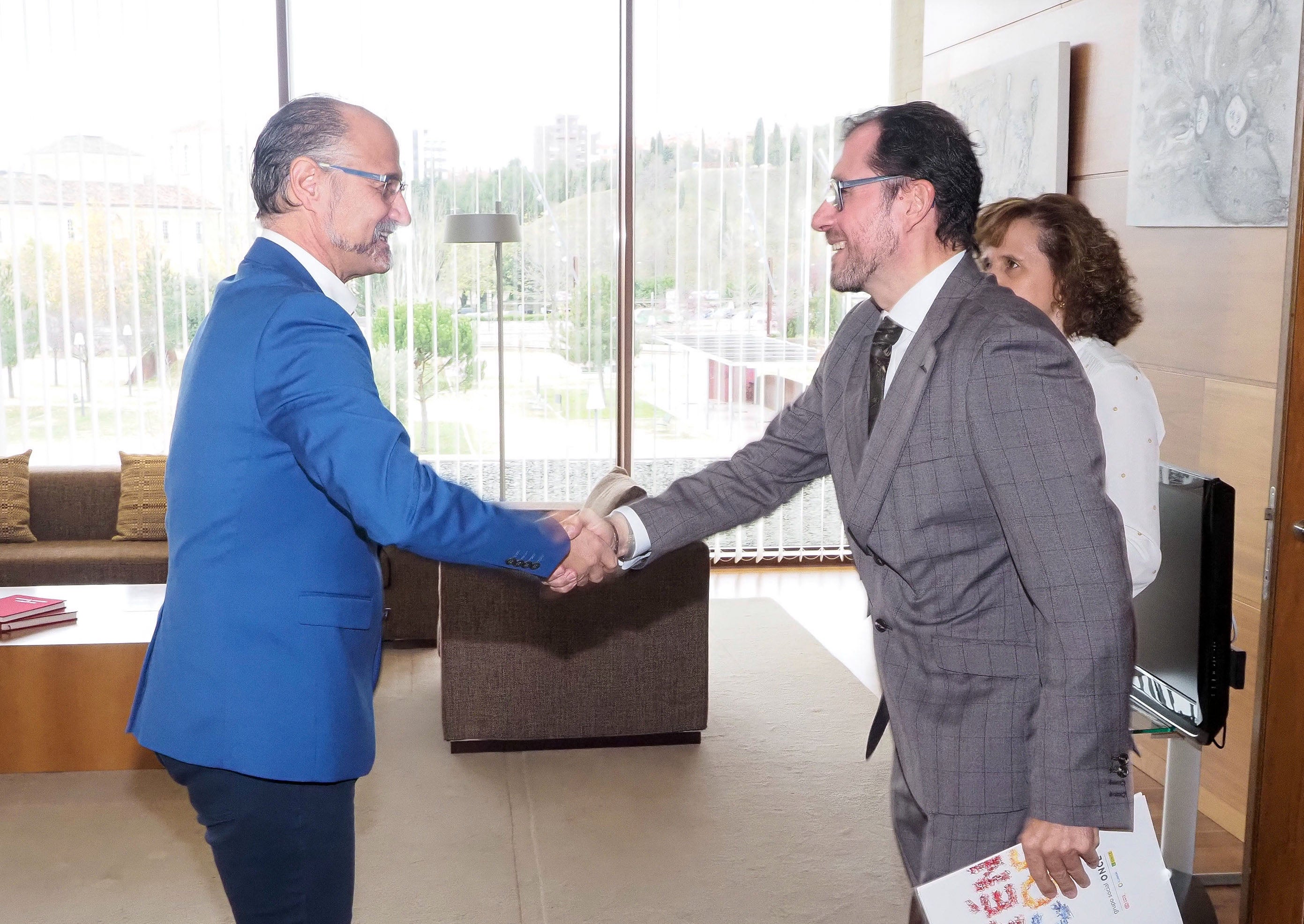 El presidente de las Cortes, Luis Fuentes, se reúne con la presidenta del Consejo territorial de la ONCE en Castilla y León, Rosa Mª Rubio, y su delegado territorial, Ismael Pérez.