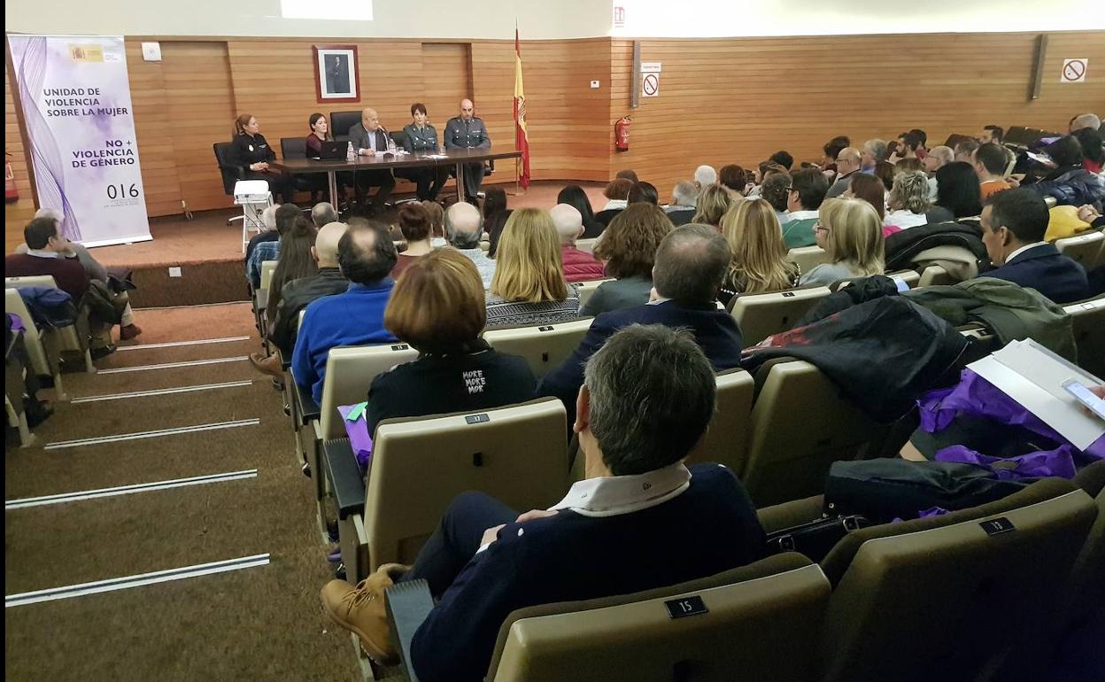 Reunión del subdelegado del Gobierno con representantes de las corporaciones locales de León.