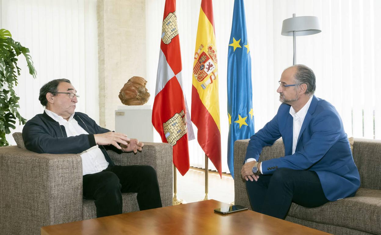 El presidente de las Cortes de Castilla y León, Luis Fuentes, se reúne con el alcalde de Villalar de los Comuneros, Luis Alonso.