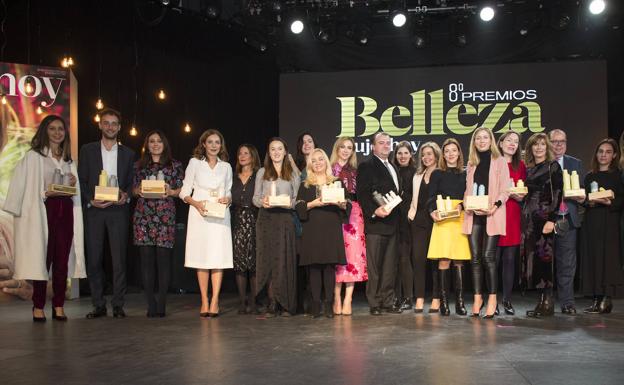 Imagen principal - Arriba, los galardonados en los Premios Belleza de la revista. Abajo, Dora durante su actuación y, a la derecha, el final del evento. 