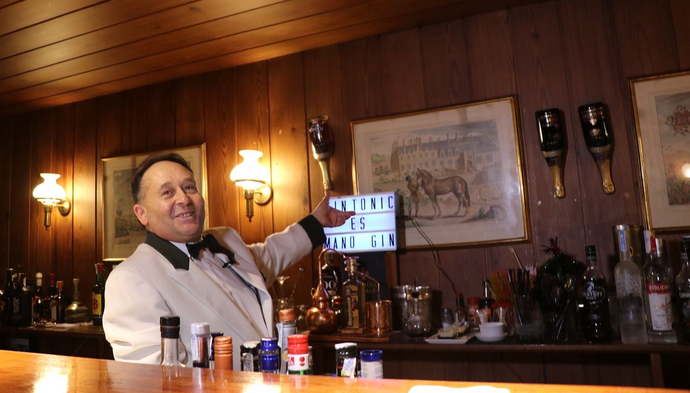 La irrepetible vida de 'Manolín'. Más de cuatro décadas de servicio en el hotel Conde Luna, dos de ellas dedicadas en cuerpo y alma al Bar Americano