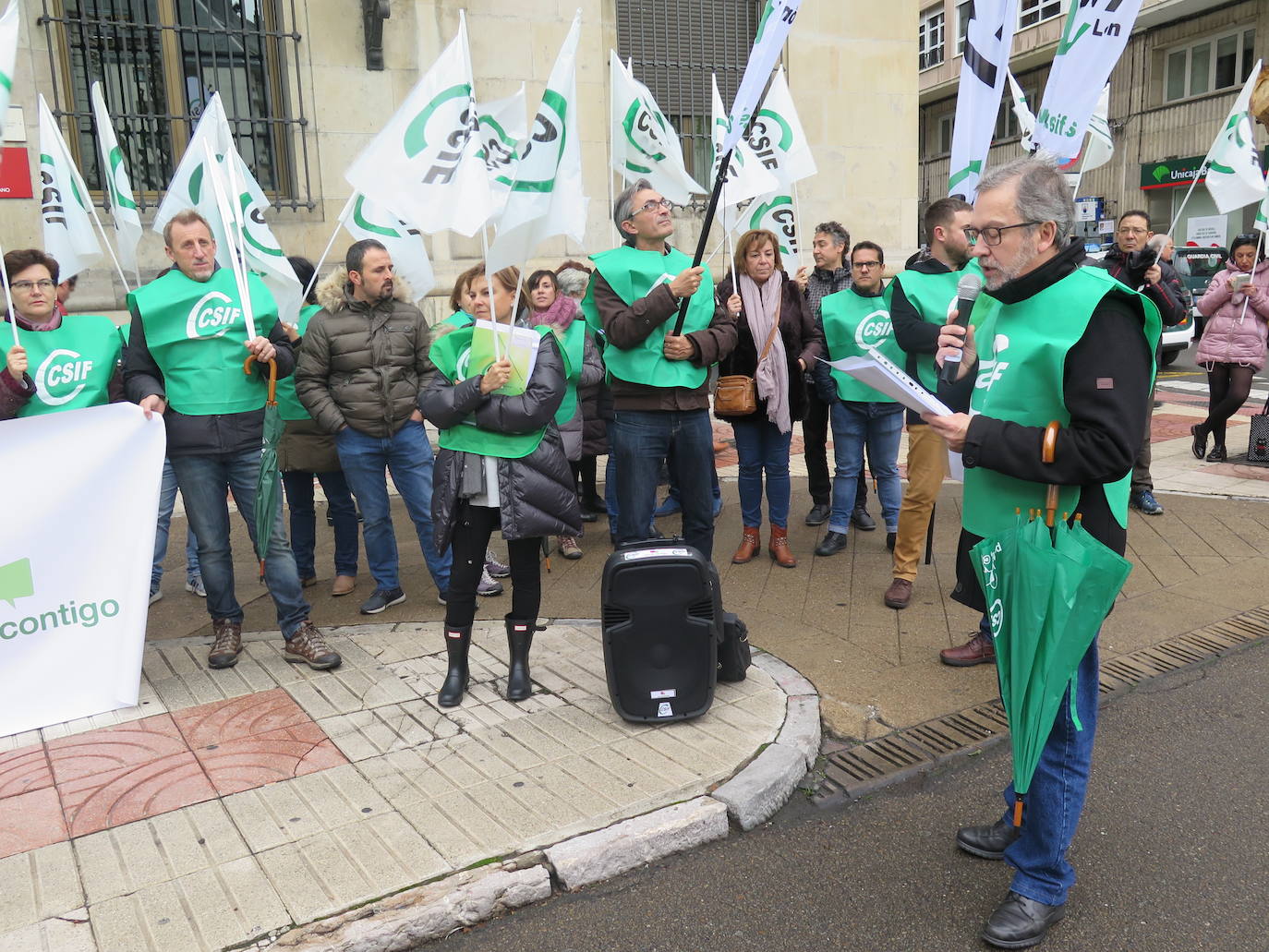 Fotos: Concentración del sindicato Csif ante las puertas de la Subdelegación del Gobierno