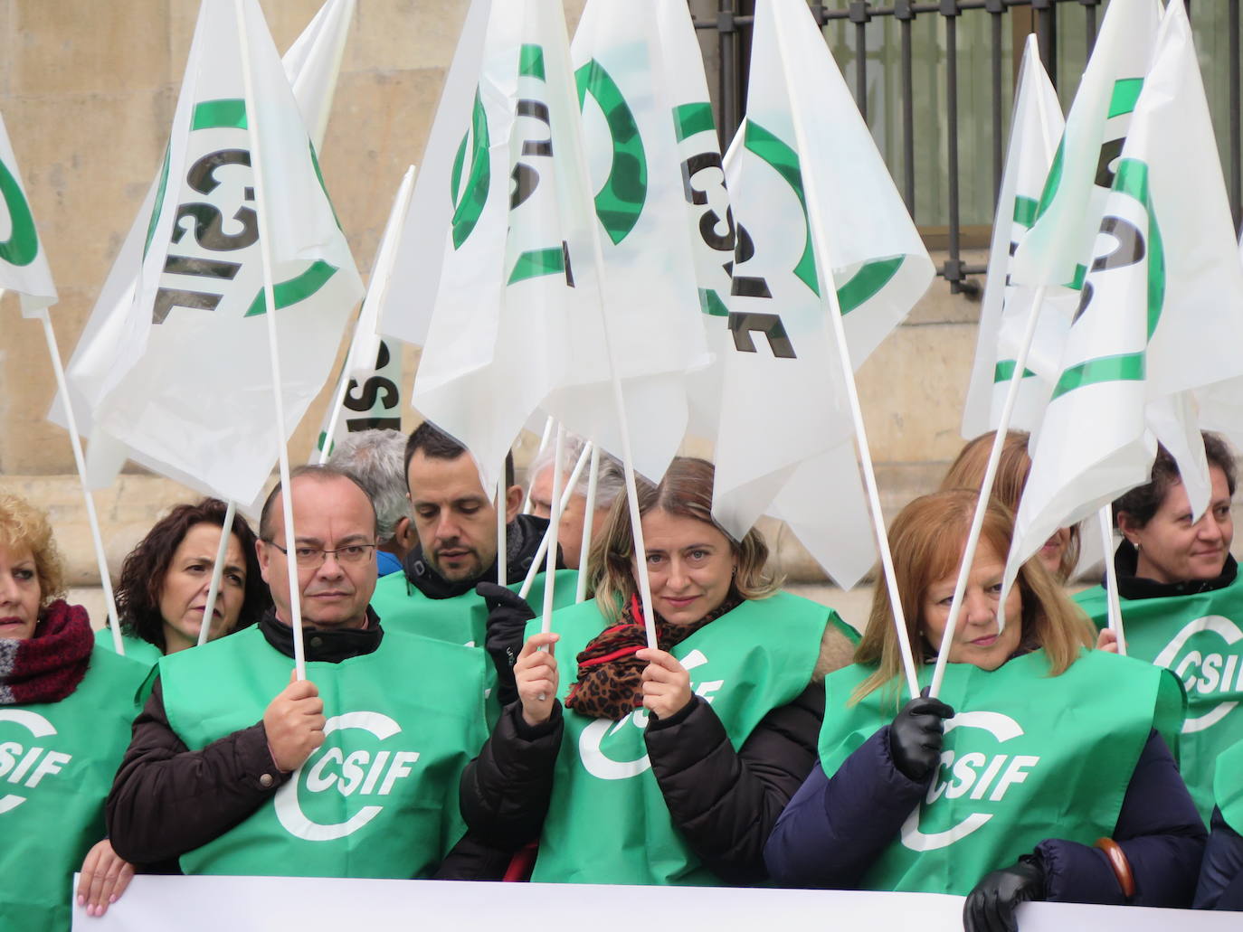 Fotos: Concentración del sindicato Csif ante las puertas de la Subdelegación del Gobierno