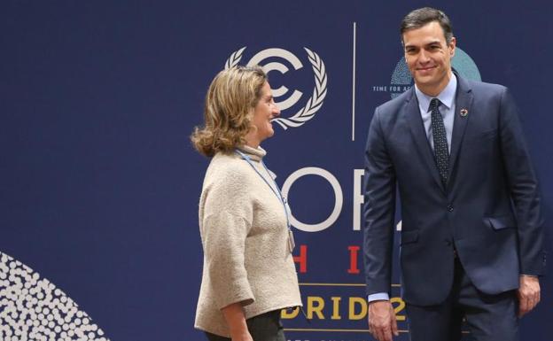 Pedro Sánchez durante su visita a las instalaciones que albergarán la COP25 en Ifema acompañado de la ministra para la Transición Ecológica en funciones, Teresa Ribera. 