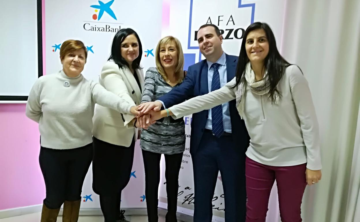 Representantes de Caixabank y de AFA Bierzo, en la firma del acuerdo de colaboración.