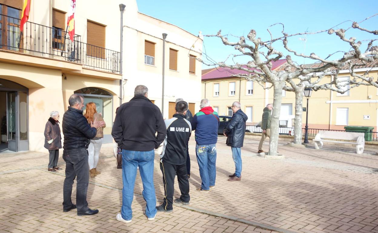 Los vecinos se concentran ante el Ayuntamiento de Laguna Dalga.