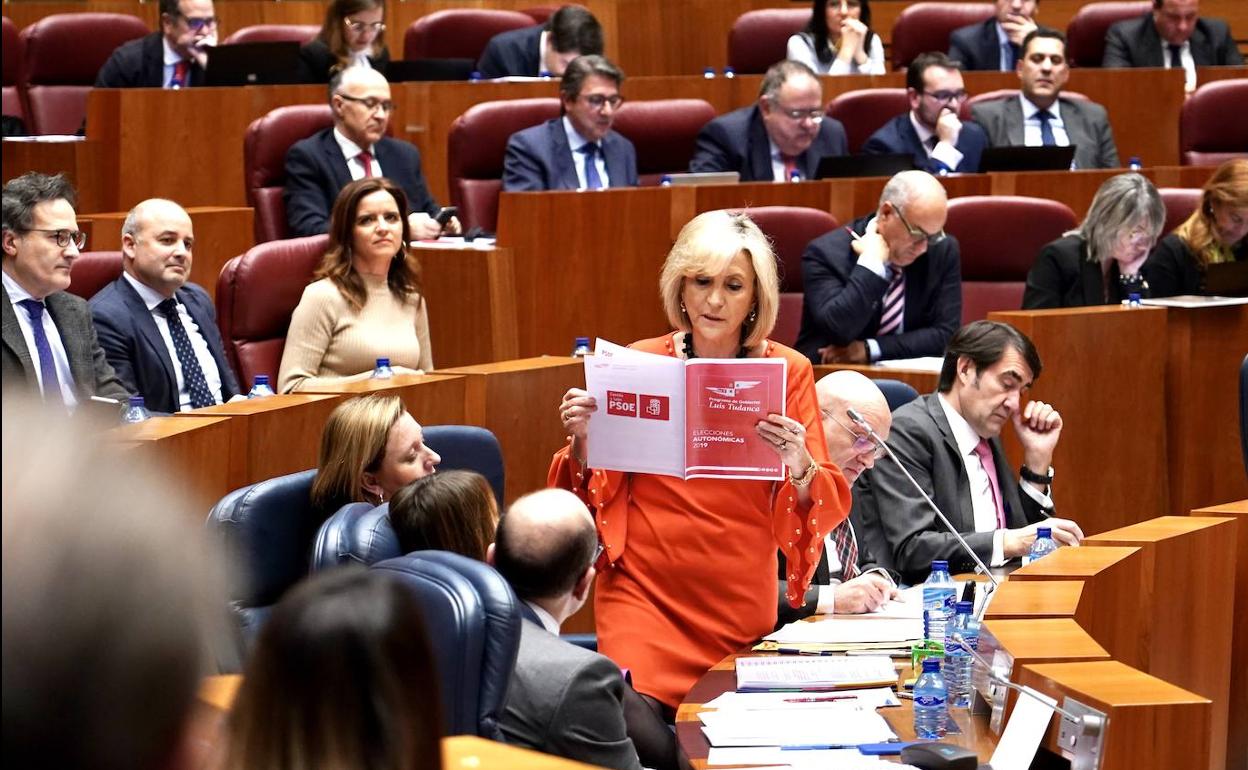 La consejera de Sanidad Verónica Casado lee el programa electoral del Psoe en el Pleno de las Cortes.