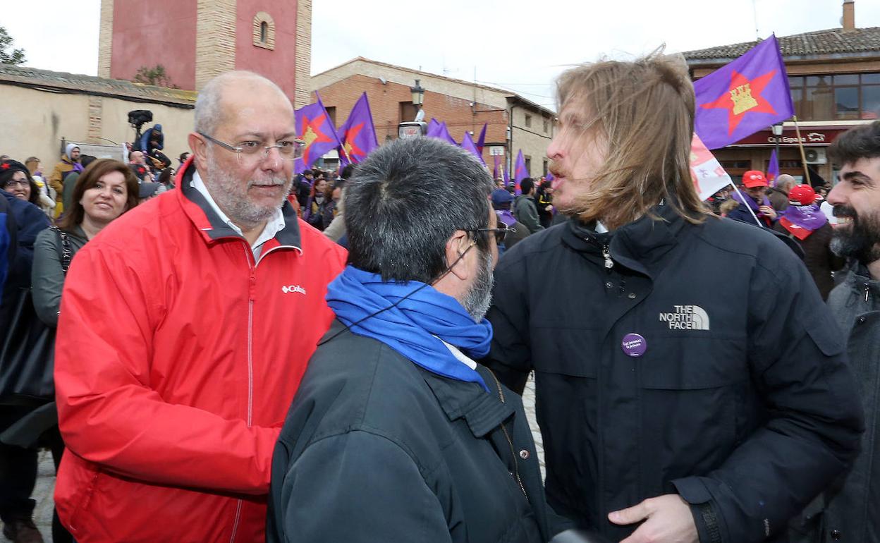 Igea saluda a Pablo Fernández en la celebración de Villalar. 