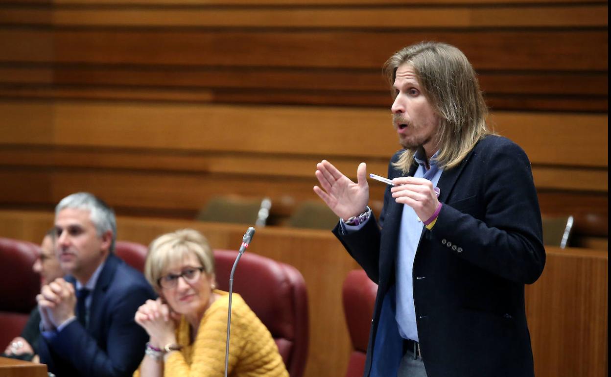 El portavoz del Grupo Mixto, Pablo Fernández, durante su intervención en el Pleno de las Cortes de Castilla y León.