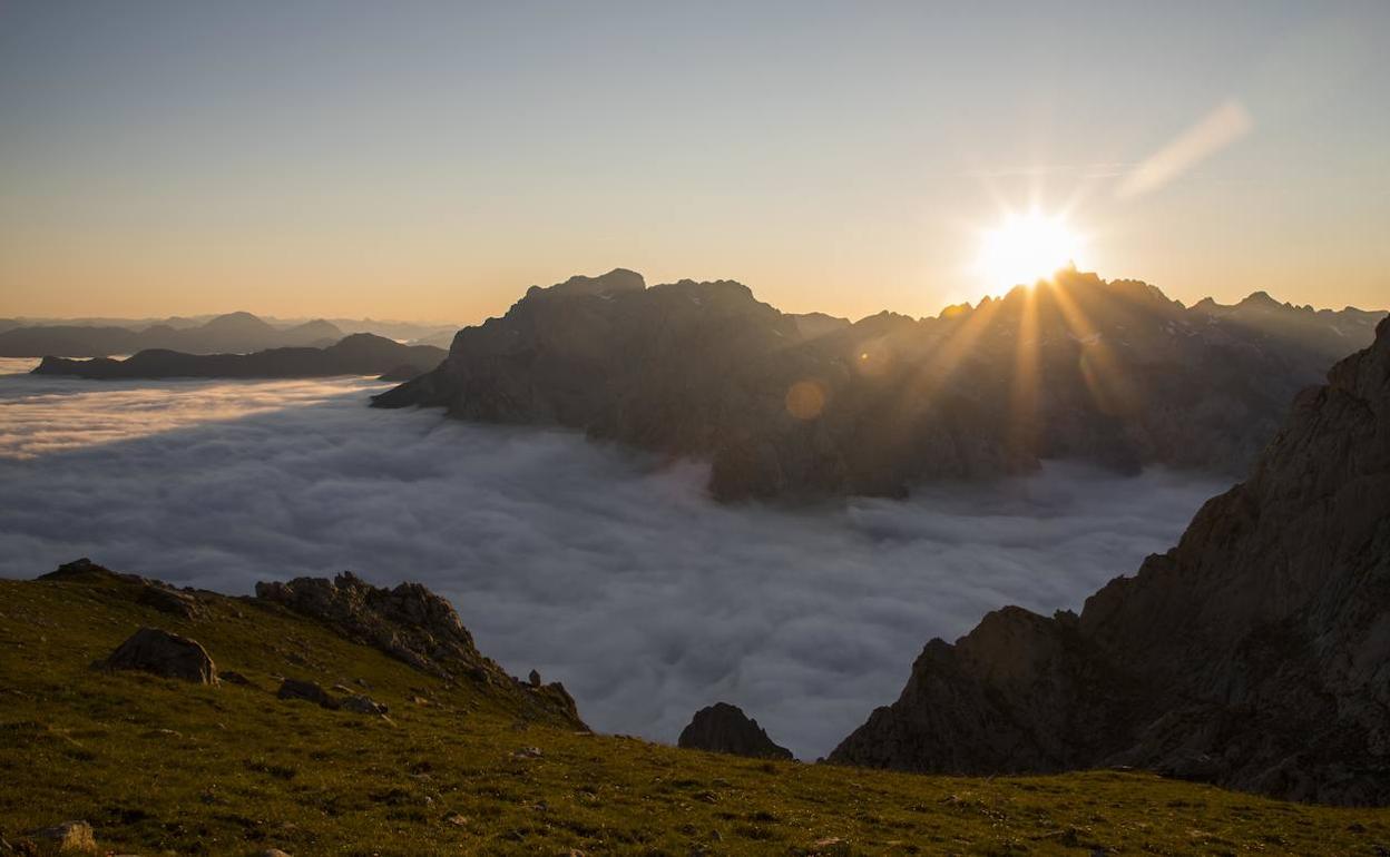 El sol se pone sobre Peña Santa en una imagen desde Collado Jermoso.