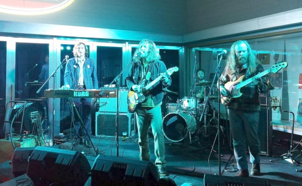 Blank Tapes en su actuación en el Musac.