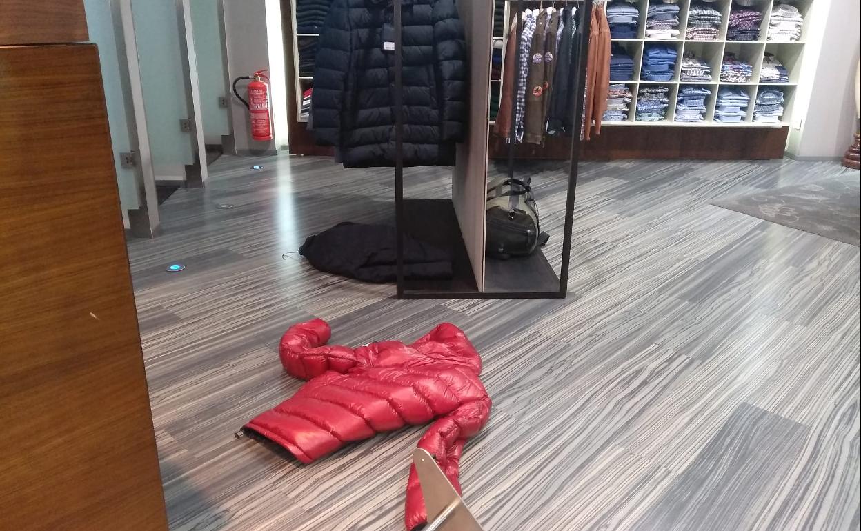 Una de las prendas de la tienda, tirada en el suelo tras el robo.,