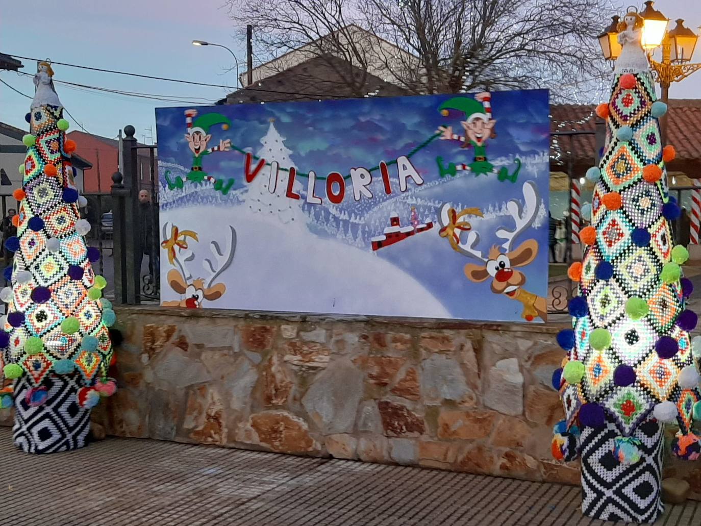 Conocido por todos, se ha convertido en el árbol de ganchillo más famoso del mundo, y desde este viernes ya luce en Villoria de Órbigo. Este árbol de Navidad de 15 metros de altura está instalado en el centro de la plaza del pueblo para dar color y luz a toda la localidad.