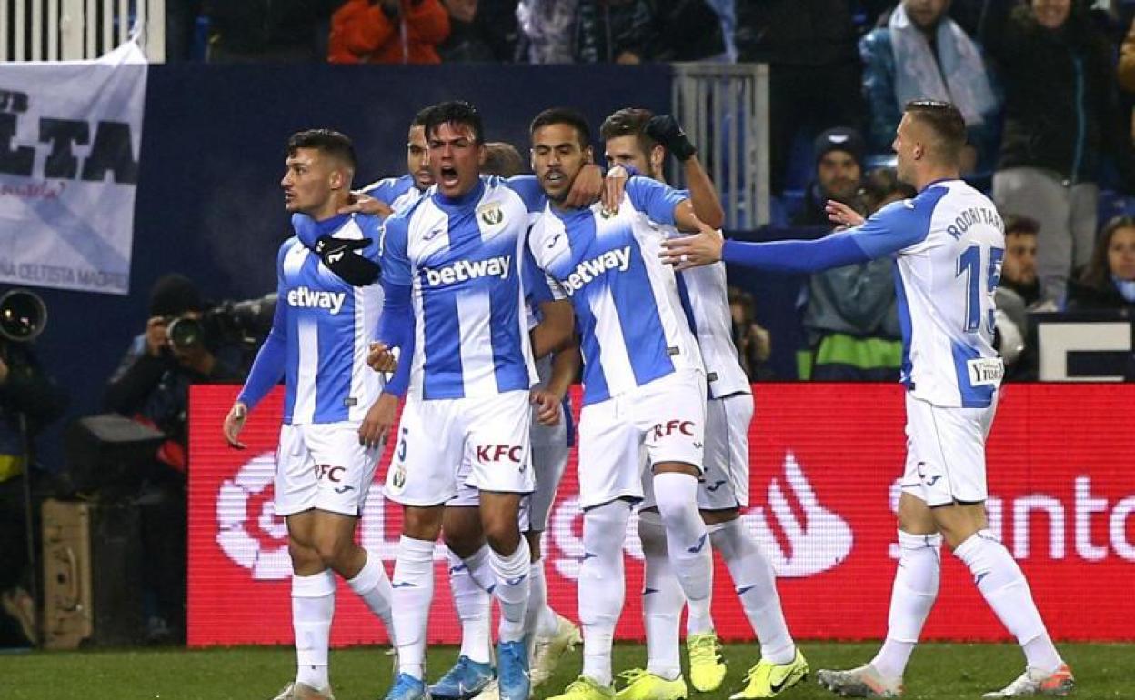 Los jugadores del Leganés celebran uno de sus goles al Celta.