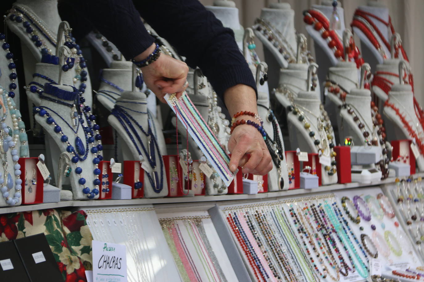 Es un clásico de la Navidad y esta vez tampoco iba a faltar a su cita. Animados por el festivo, muchos leoneses se acercan a visitar la ya tradicional 'Feria de artesanía y regalo navideño Ciudad de León' con la idea de descubrir una actividad que ya se ha convertido en referencia de esta época del año.