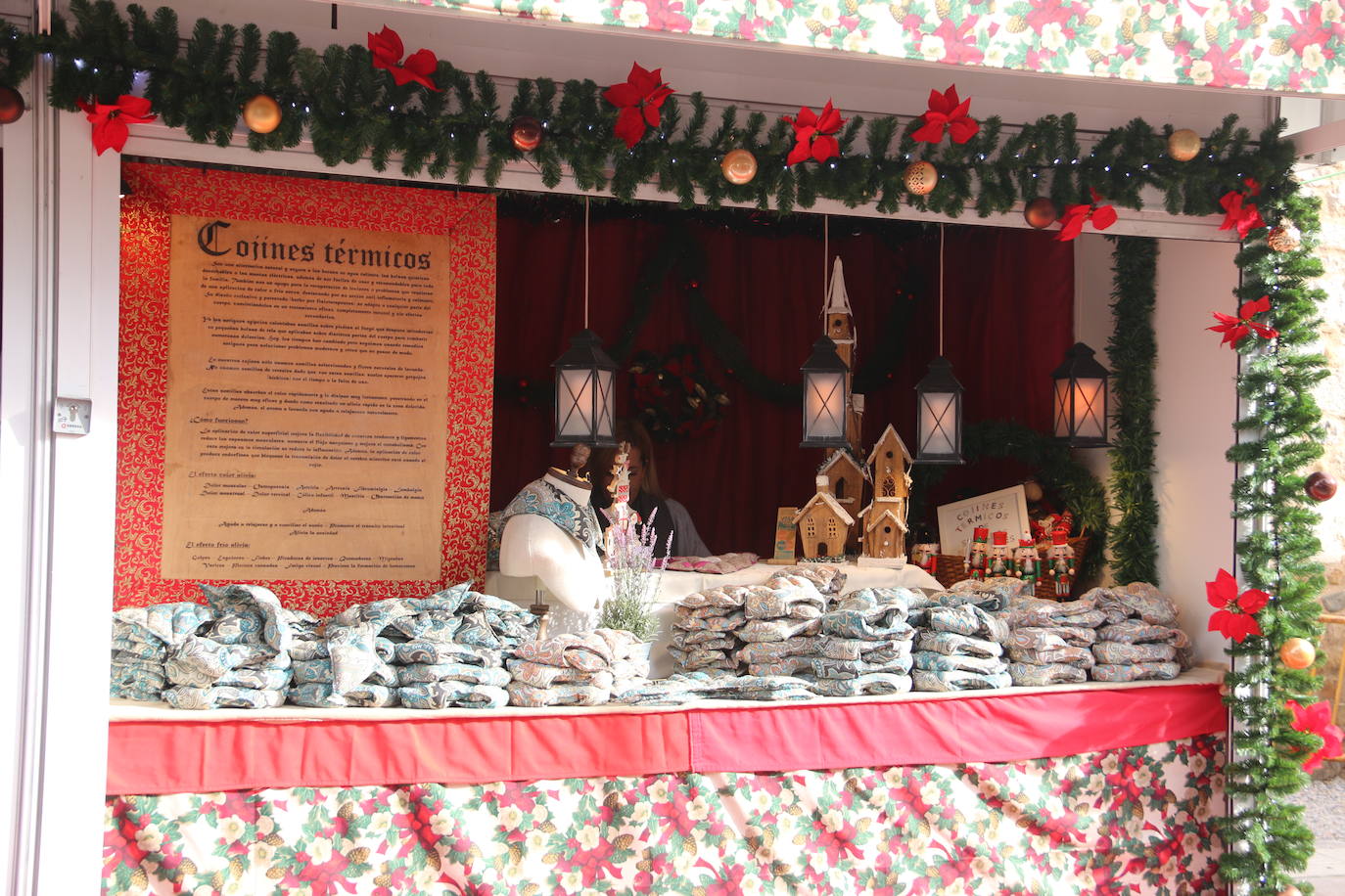 Es un clásico de la Navidad y esta vez tampoco iba a faltar a su cita. Animados por el festivo, muchos leoneses se acercan a visitar la ya tradicional 'Feria de artesanía y regalo navideño Ciudad de León' con la idea de descubrir una actividad que ya se ha convertido en referencia de esta época del año.