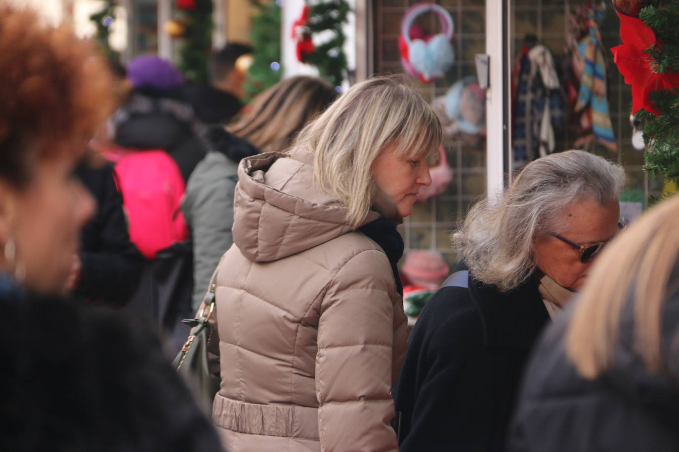 Es un clásico de la Navidad y esta vez tampoco iba a faltar a su cita. Animados por el festivo, muchos leoneses se acercan a visitar la ya tradicional 'Feria de artesanía y regalo navideño Ciudad de León' con la idea de descubrir una actividad que ya se ha convertido en referencia de esta época del año.