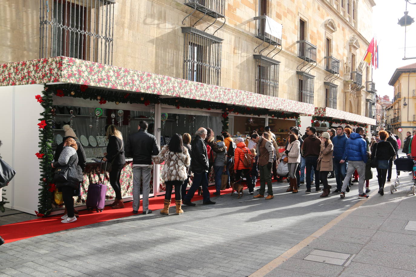 Es un clásico de la Navidad y esta vez tampoco iba a faltar a su cita. Animados por el festivo, muchos leoneses se acercan a visitar la ya tradicional 'Feria de artesanía y regalo navideño Ciudad de León' con la idea de descubrir una actividad que ya se ha convertido en referencia de esta época del año.