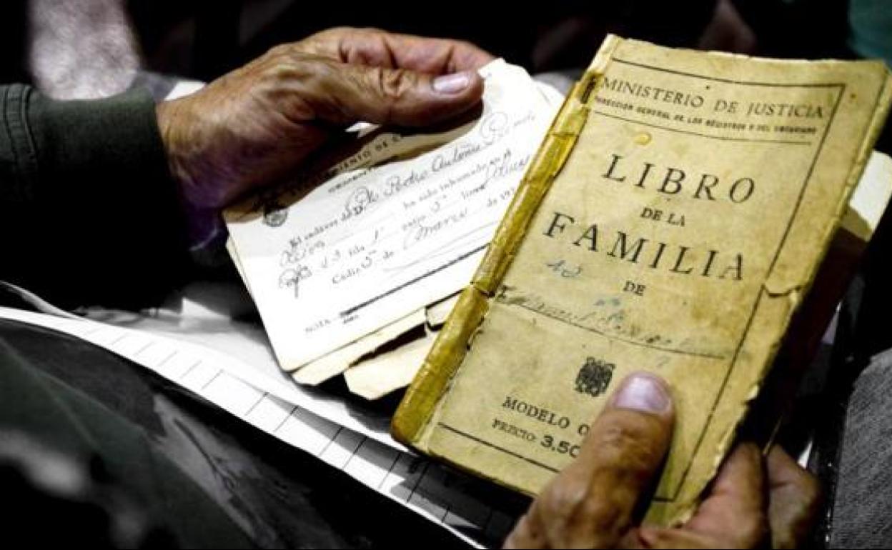 Imagen de un histórico libro de familia.