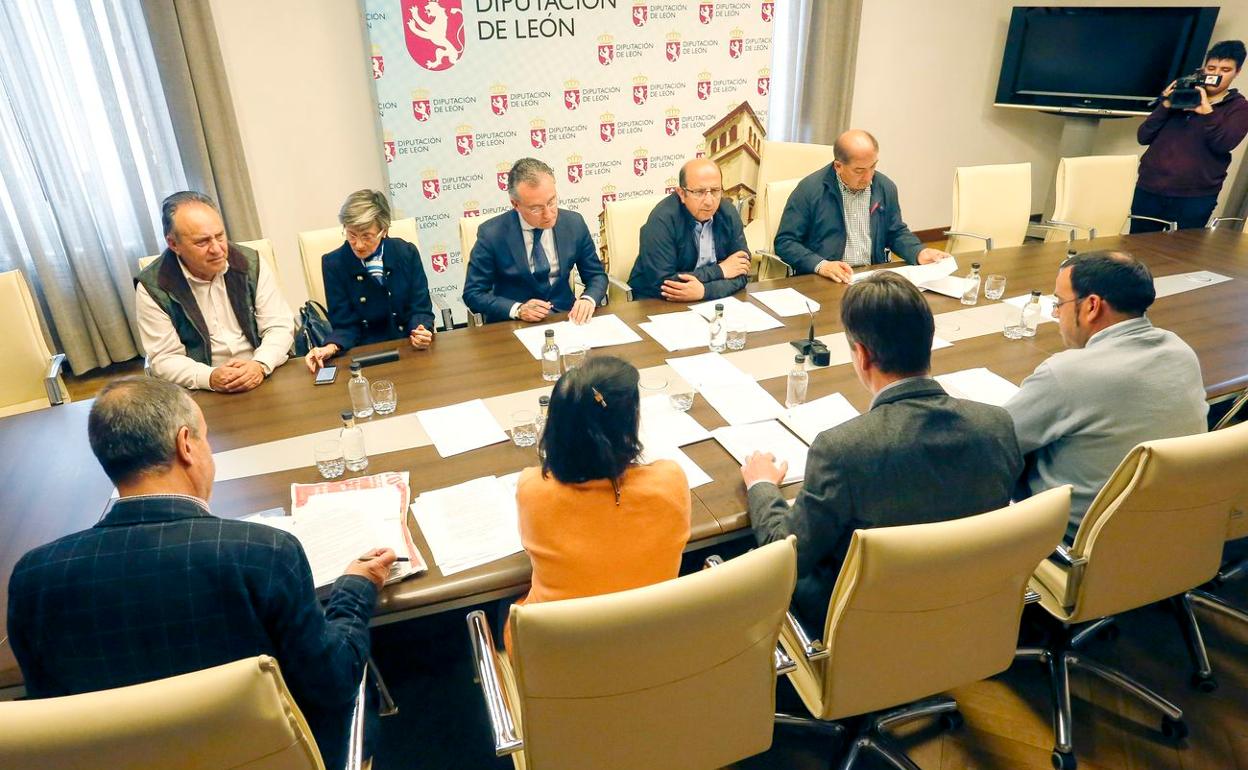 Imagen de una reunión del Consorcio del Aeropuerto de León.