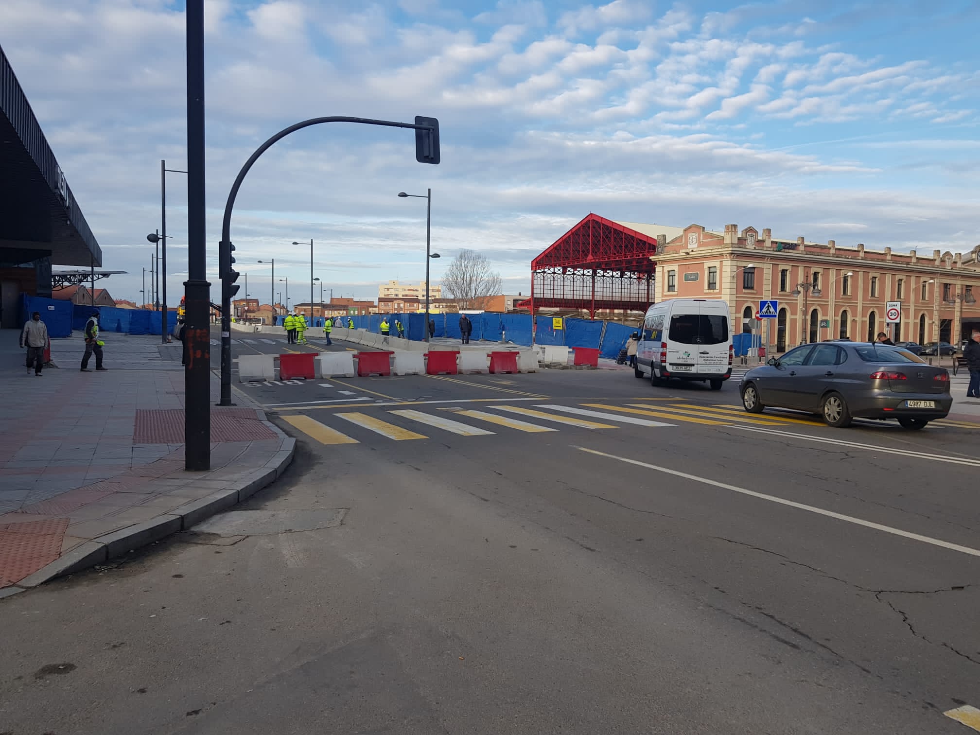 Imagen de las obras en el entorno de la estación de tren este lunes.