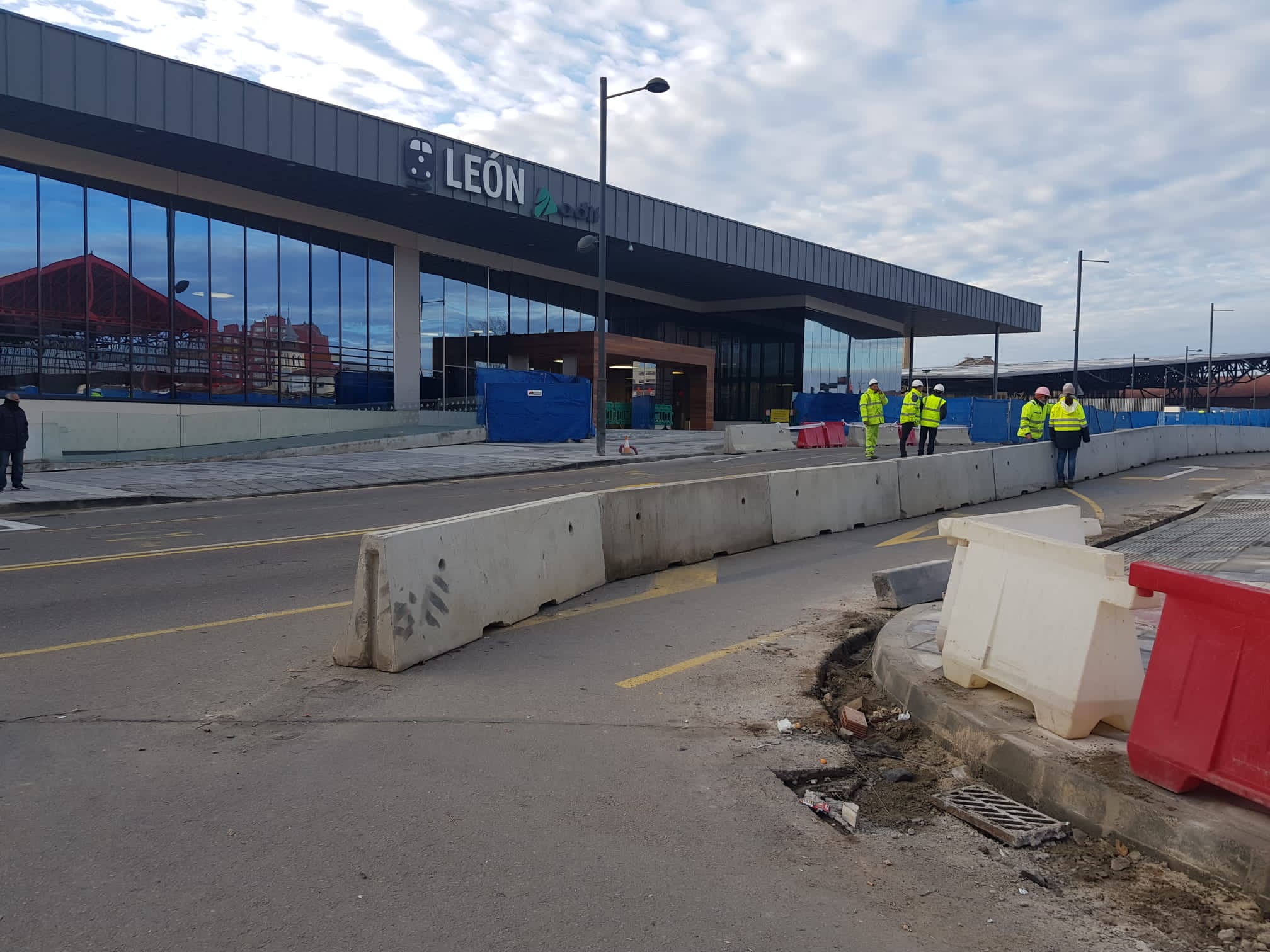 Imagen de las obras en el entorno de la estación de tren este lunes.