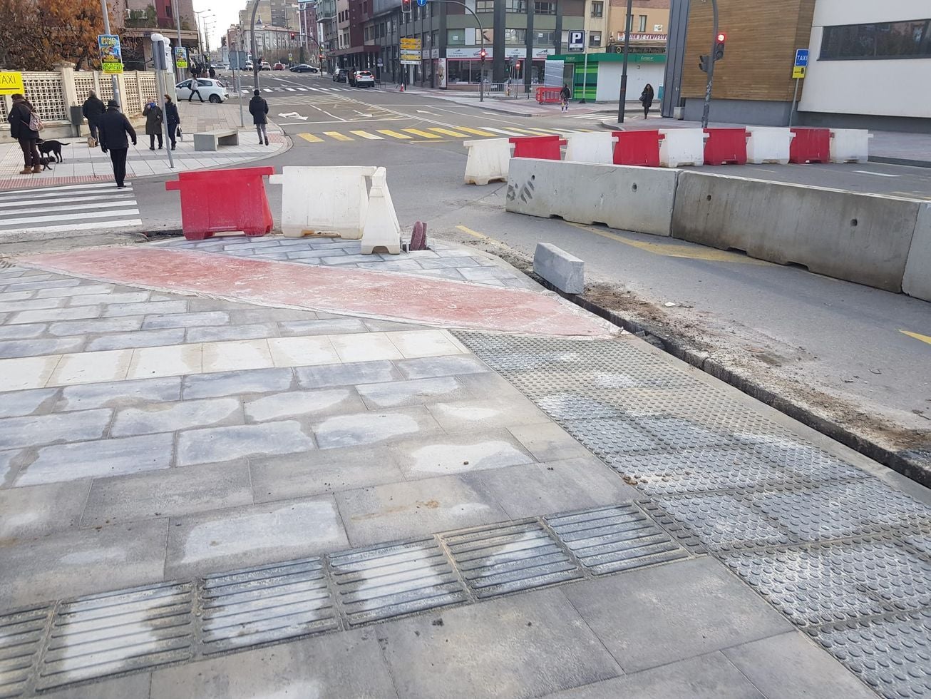 Imagen de las obras en el entorno de la estación de tren este lunes.