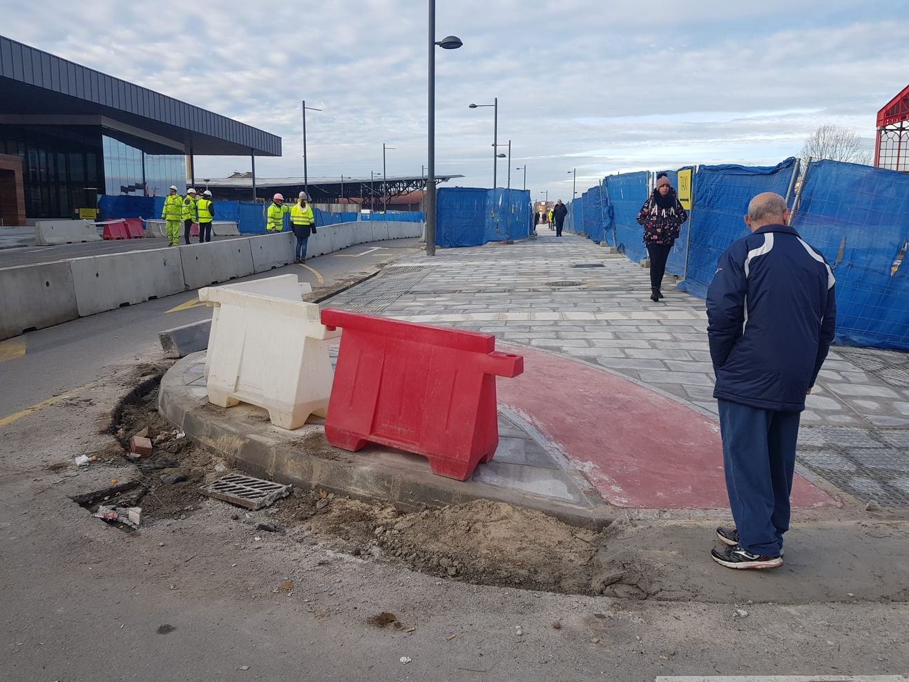 Imagen de las obras en el entorno de la estación de tren este lunes.