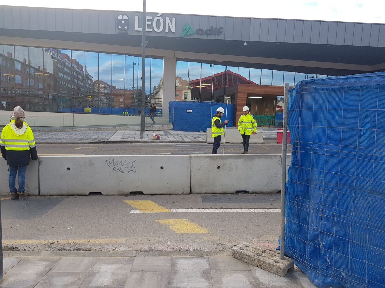 Imagen de las obras en el entorno de la estación de tren este lunes.