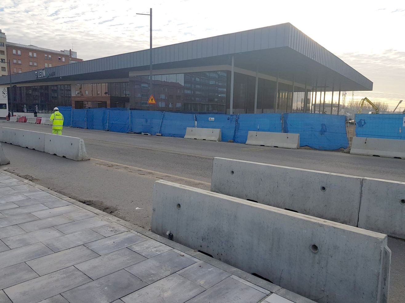 Imagen de las obras en el entorno de la estación de tren este lunes.