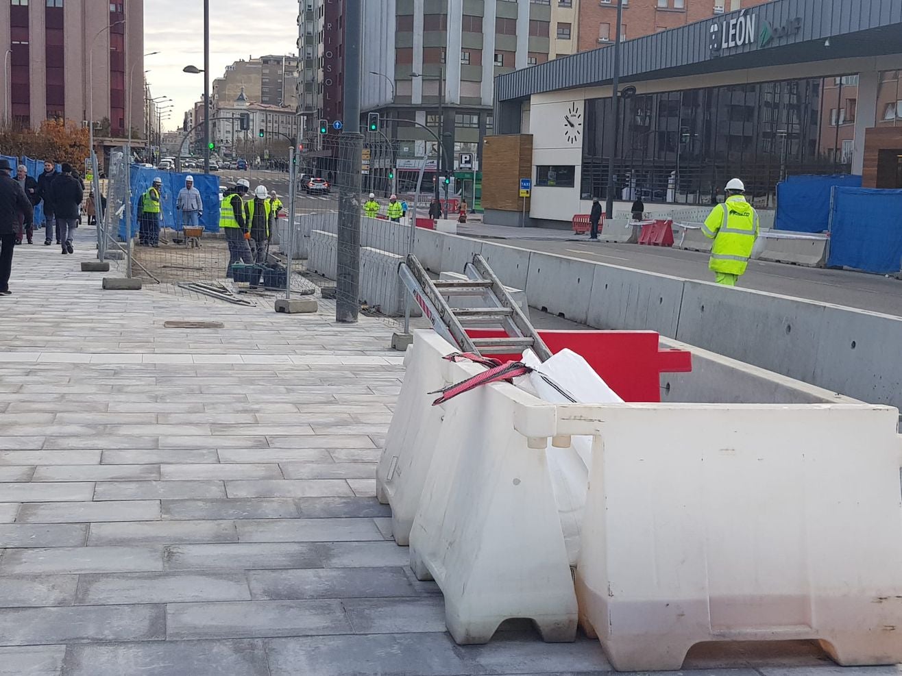 Imagen de las obras en el entorno de la estación de tren este lunes.