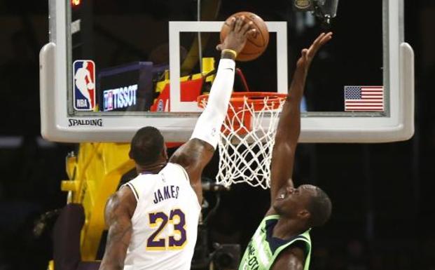 LeBron James anota un mate ante la defensa de Gorgui Dieng