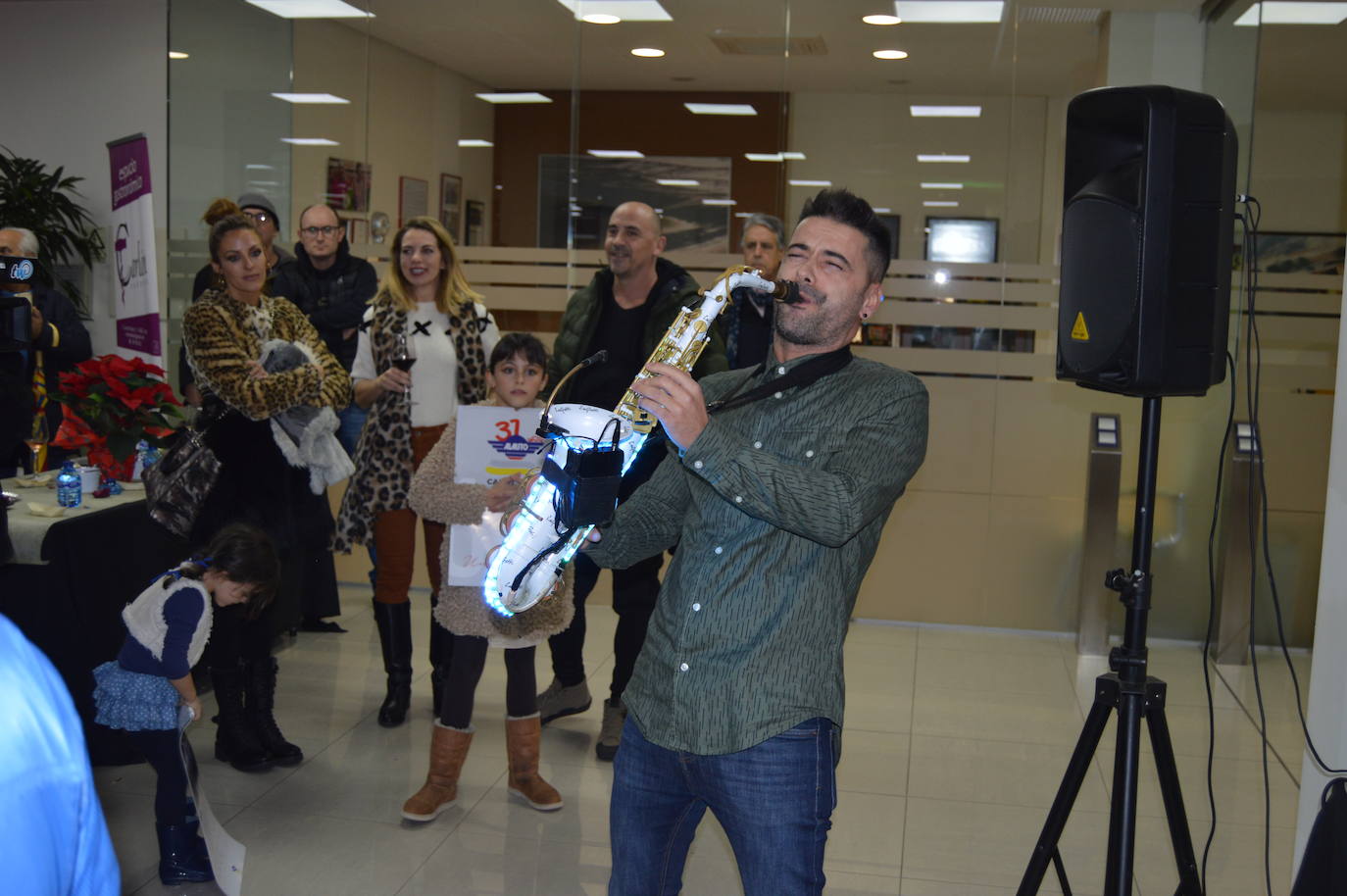 Momento de la celebración del brindis de Navidad en Alauto